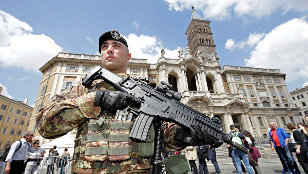 Солдат патрулирует территорию перед базиликой Святой Марии в Риме, Италия