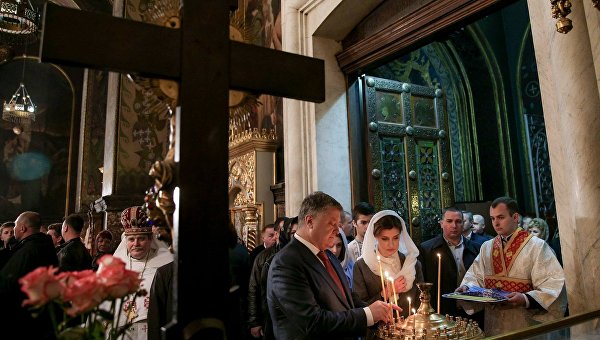 Петр Порошенко с семьей на Пасхальном богослужении во Владимирском соборе