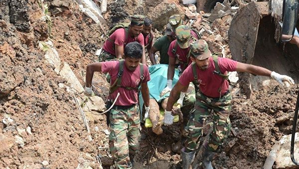 Обрушение горы мусора на трущобы в столице Шри-Ланки