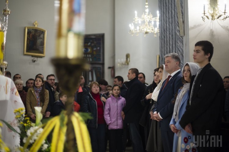 Президент Петр Порошенко вместе с семье посетил пасхальную службу в Александровском костеле