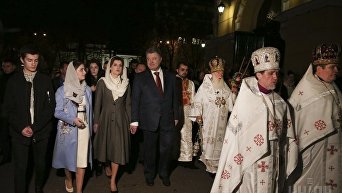 Президент Петр Порошенко вместе с семье посетил пасхальную службу во Владимирском соборе