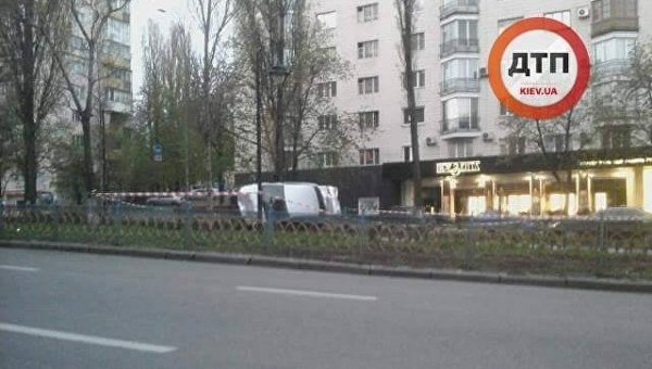 В центре Киева авто вылетело на тротуар и перевернулось
