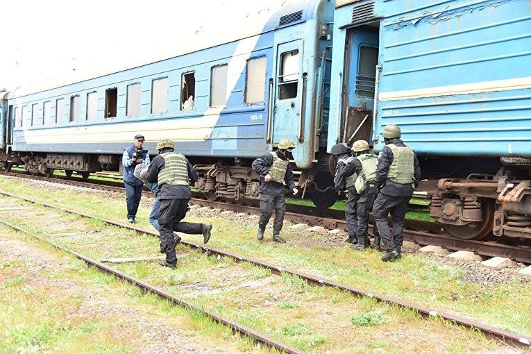 В Мариуполе спецназ освободил заложников в поезде