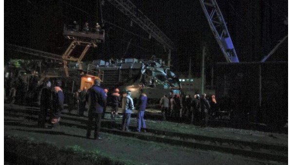 Фотографии с места столкновения поездов, в результате которого 8 вагонов сошли с рельсов во Львове