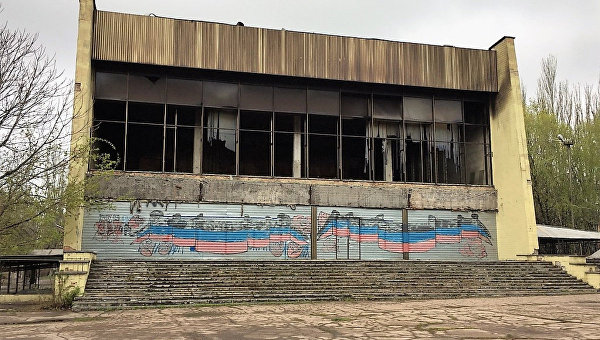 В Донецке сгорело здание бывшего кинотеатра: есть погибшие