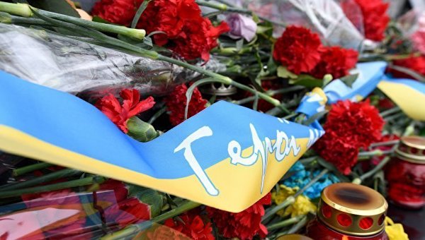 Цветы возле Мемориала с портретами Героев Небесной Сотни на улице Институтской в Киеве