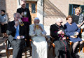 Папа Римский Бенедикт XVI отметил 90-летний юбилей кружкой пива и сосисками в компании гостей из Баварии. Бенедикт пил пиво в компании гостей, среди которых его старший брат монсеньор Георг Ратцингер, также пивший пиво.