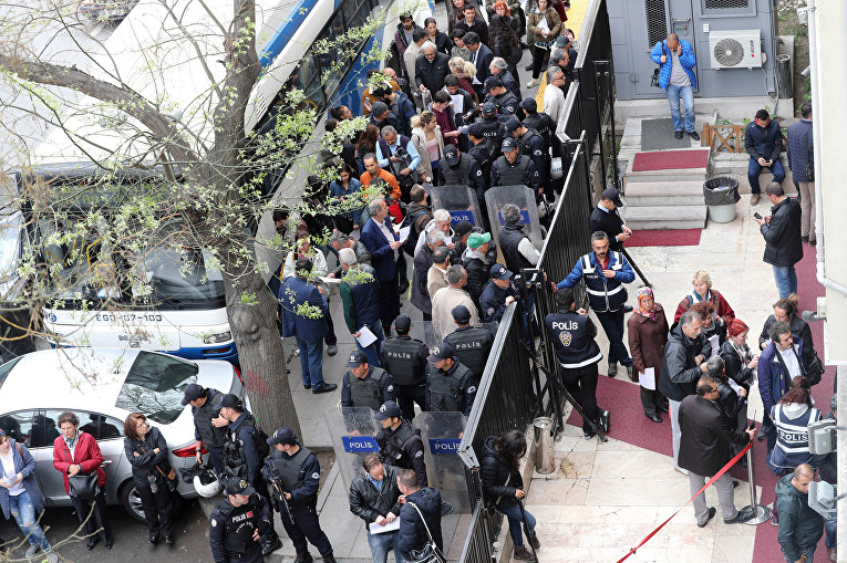 В Высшей избирательной коллегии в Анкаре люди выстроились в очередь, чтобы подать личный иск об аннулировании референдума. Оппозиция Турции во вторник  потребовала аннулирование конституционного референдума.