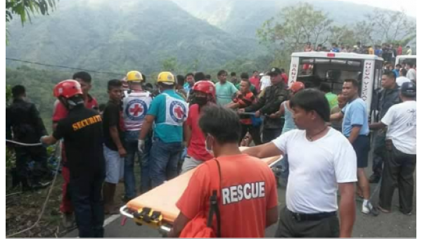 На Филиппинах автобус сорвался в ущелье