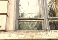 Разбитое окно в Институте нацпамяти в Киеве