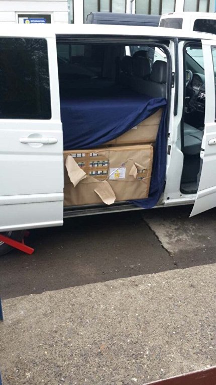 На Закарпатье задержали микроавтобус дипломата с сигаретами