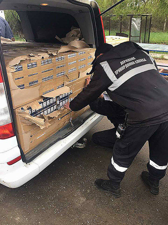 На Закарпатье задержали микроавтобус дипломата с сигаретами