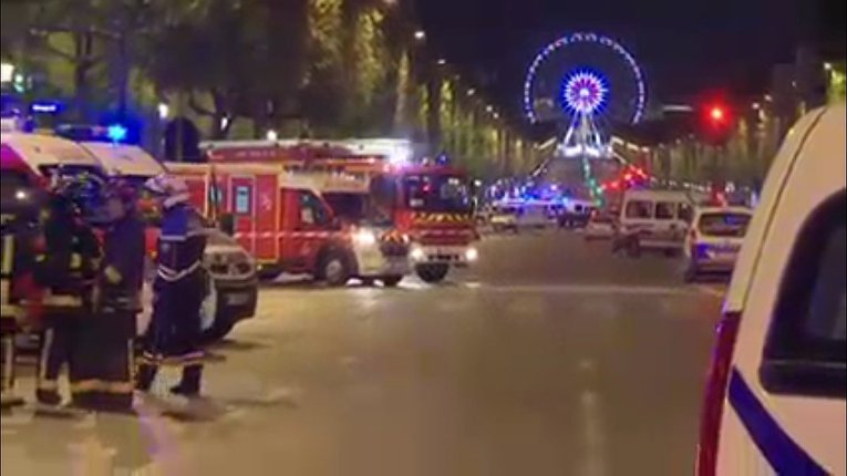 На месте стрельбы в центре Парижа 20 апреля 2017