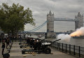 Cалют из орудий на фоне Тауэрского моста в Лондоне в день рождения королевы Великобритании Елизавете II