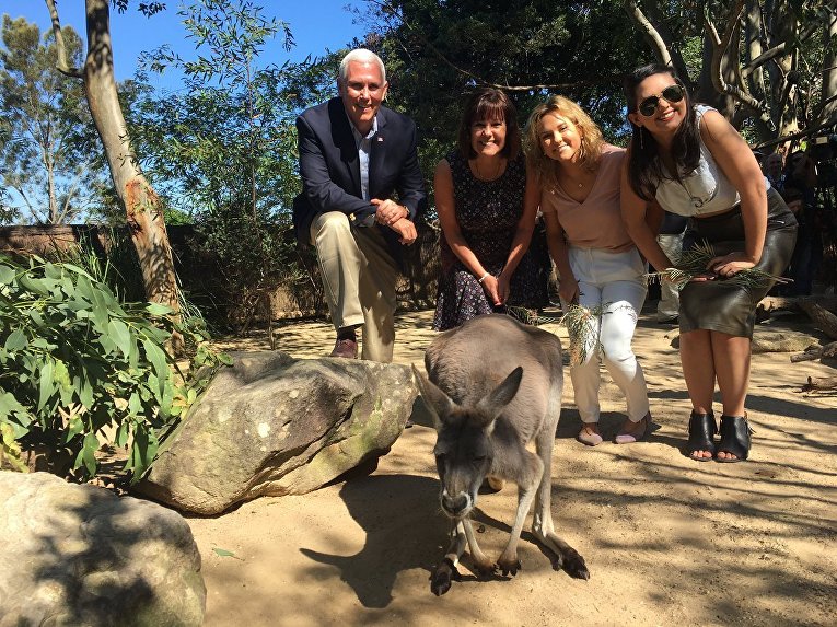 Вице-президент США Майкл Пенс в австралийском зоопарке