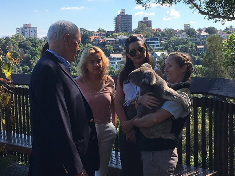 Вице-президент США Майкл Пенс в австралийском зоопарке