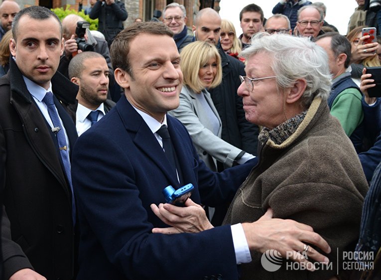 Кандидат в президенты Франции, лидер движения En Marche Эммануэль Макрон во время время первого тура президентских выборов