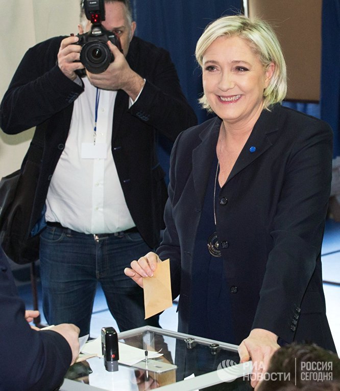 Лидер политической партии Франции Национальный фронт, кандидат в президенты Франции Марин Ле Пен голосует на избирательном участке