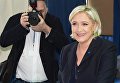 Лидер политической партии Франции Национальный фронт, кандидат в президенты Франции Марин Ле Пен голосует на избирательном участке