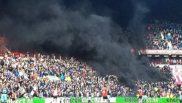 В Нидерландах на футбольном матче трибуны затянул густой дым