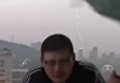 Молния попала в телеведущего в Китае во время прямого эфира