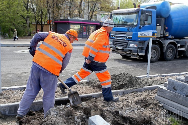 Ремонтные работы возле метро Левобережная в Киеве