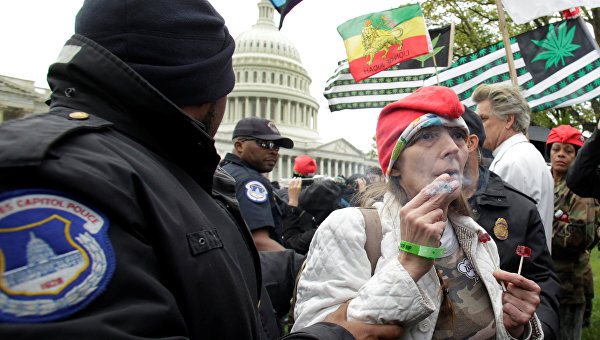 Возле Капитолия задержали активистов, куривших марихуану на митинге в поддержку ее легализации