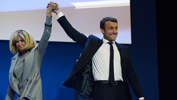 Кандидат в президенты Франции, лидер движения En Marche Эммануэль Макрон с супругой Бриджит