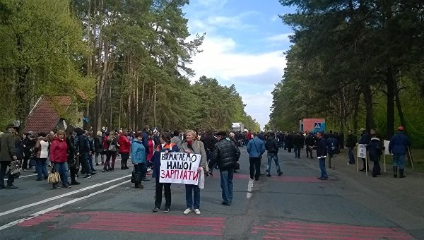Сотрудники Черкассыоблэнерго перекрыли трассу на Киев