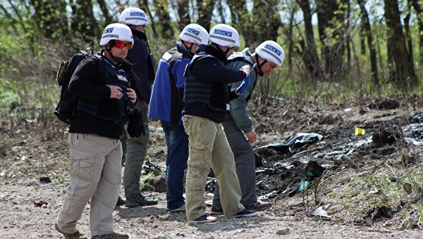 Представители миссии ОБСЕ в Украине посетили место взрыва машины ОБСЕ в Луганской области