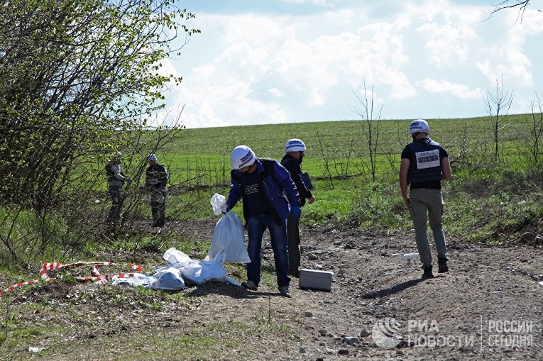 Представители миссии ОБСЕ в Украине посетили место взрыва машины ОБСЕ в Луганской области