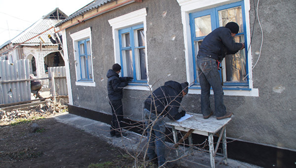 Последствия обстрела жилого сектора Стаханова в ЛНР. Архивное фото