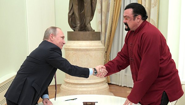 Президент РФ В. Путин встретился с американским актером С. Сигалом. Архивное фото