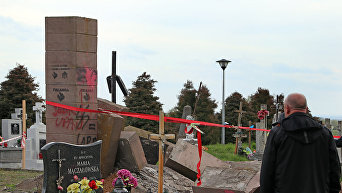 Разбор памятника УПА на кладбище в польском селе Грушовичи