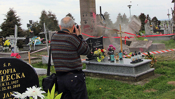 Разрушение памятника УПА на кладбище в польском селе Грушовичи