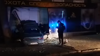 В Одессе иномарка влетела в оружейный магазин. Видео