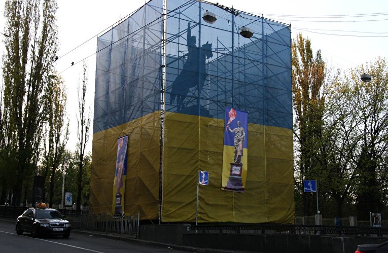 Перформанс у памятника Щорсу в Киеве