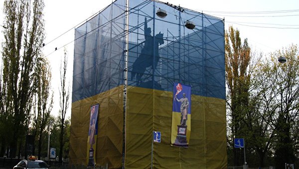 Перформанс у памятника Щорсу в Киеве