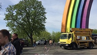 Правый сектор остановил раскраску Арки Дружбы народов в Киеве