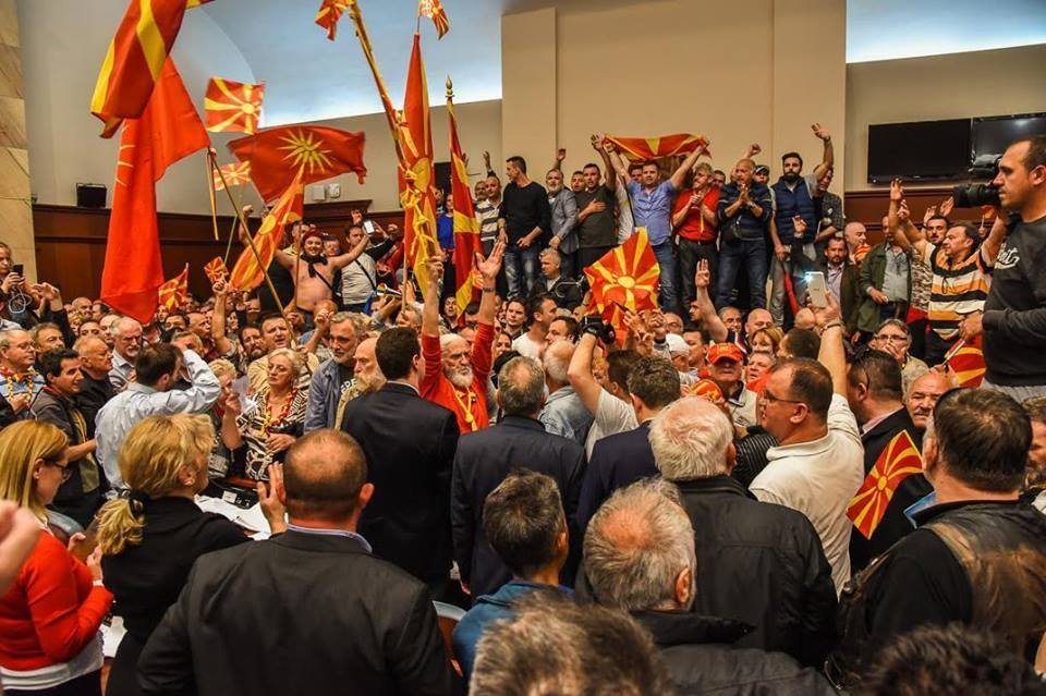 Македонские националисты. Лидер парламента Македонии. Парламент Македонии. Захват Македонии. Захват парламента