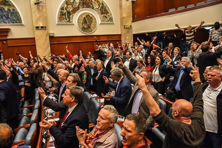 Члены правящей партии в парламенте Македонии