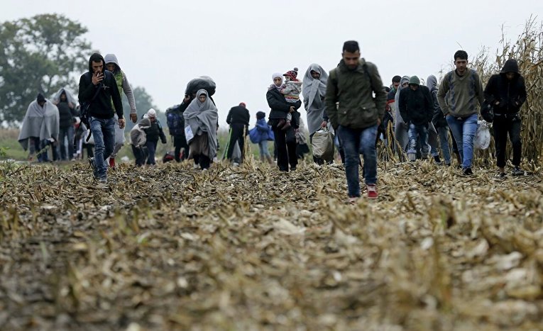 Мигранты с Ближнего Востока в Хорватии на границе с Сербией.