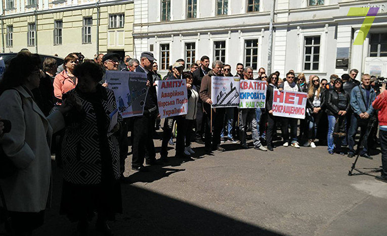В Одессе портовики митингуют против сокращения