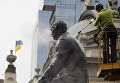 Работник коммунальных служб моет памятник композитору Николаю Лысенко в рамках акции Чистый день.