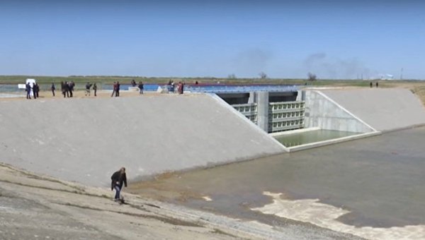 Бетонная дамба перекрыла воду в Крым