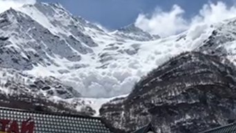 Мощная лавина в Приэльбрусье едва не погребла горнолыжный курорт. Видео