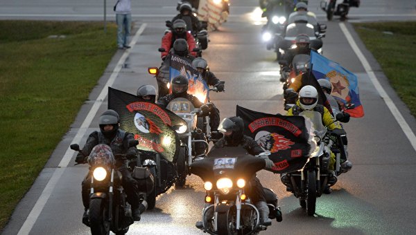 Участники мотоклуба Ночные волки возложили цветы к мемориалу Курган Славы в Минске