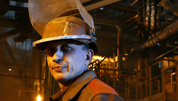 Рабочий в цехе Енакиевского металлургического завода в Донецкой области. Архивное фото