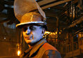 Рабочий в цехе Енакиевского металлургического завода в Донецкой области. Архивное фото