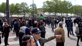 Первомай в Париже: полицию закидали бутылками с горючей смесью. Видео